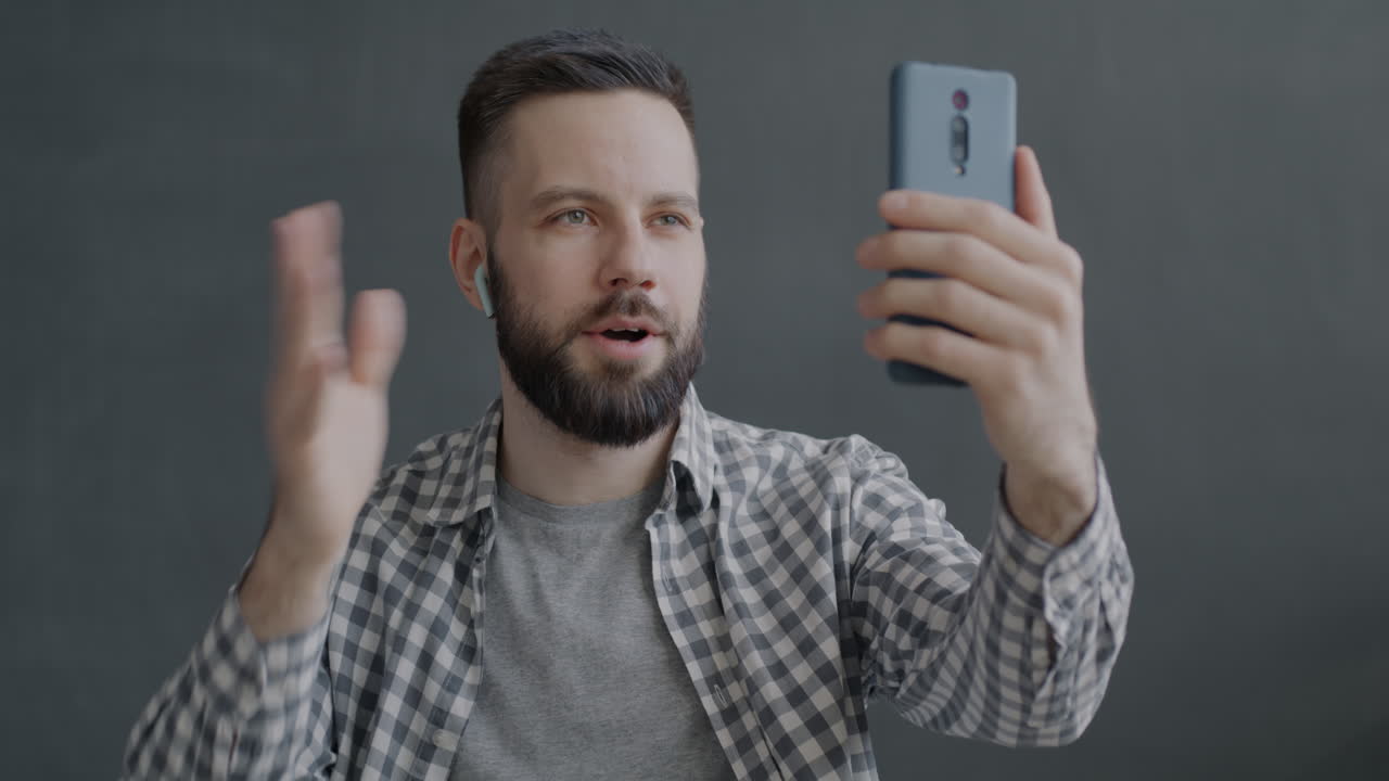 비디오 통화 중인 남자