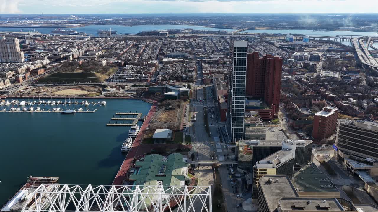 Sorvolo aereo del centro di Nashville che mostra il fiume Cumberland sullo sfondo, il porto interno, lo skyline della città, i moderni grattacieli, i ponti e i quartieri circostanti in una giornata di sole. Campo largo