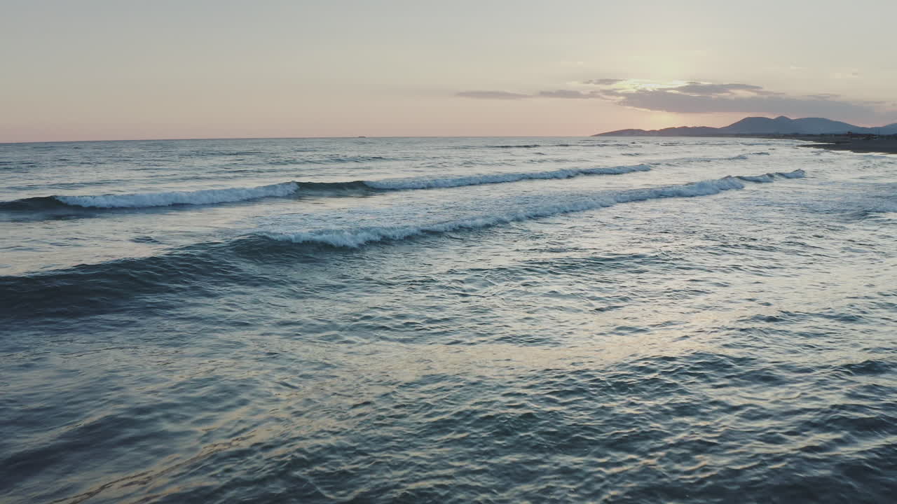 Il tramonto sulle onde dell'oceano