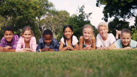 Gruppe-Von-Kindern,-Die-Auf-Gras-Liegen