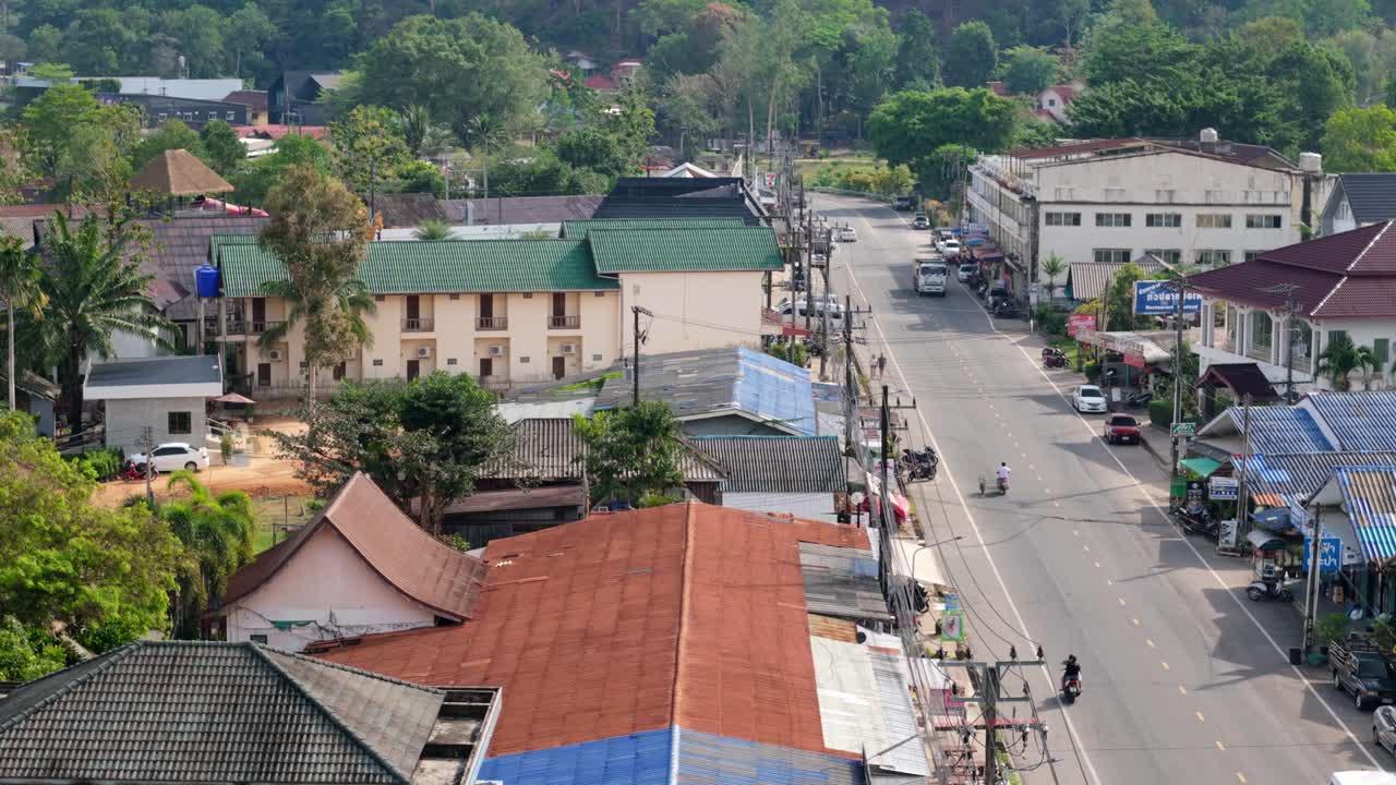 Filmagem aérea com drone da ilha de Koh Chang, Klong Prao, com a estrada principal, lojas, montanhas e oceano