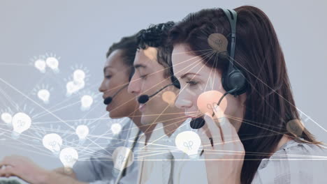 animación de la red de conexión con iconos sobre personas de negocios que usan auriculares de teléfono