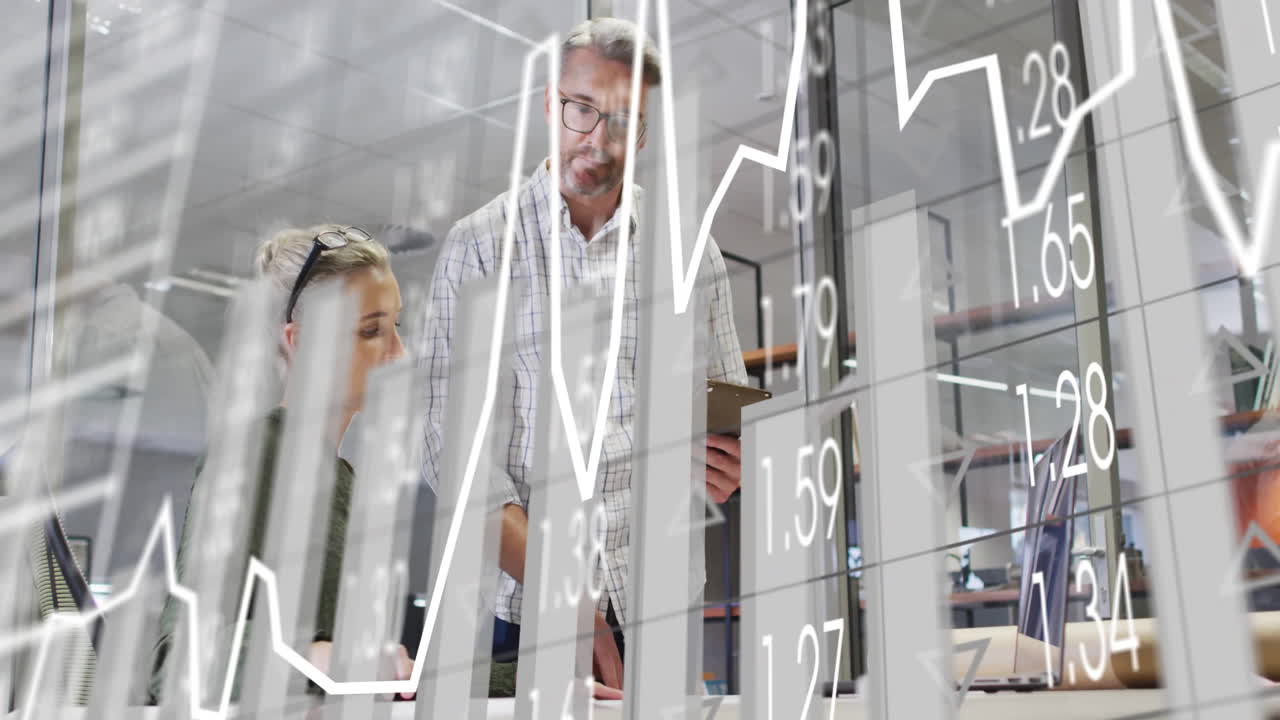 анимация обработки финансовых данных над различными деловыми людьми в офисе