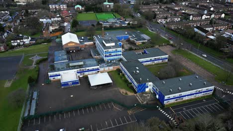 Vista-Aérea-De-Un-Edificio-Azul-Y-La-Ciudad-De-Harlow-Durante-El-Día-En-Essex,-Inglaterra