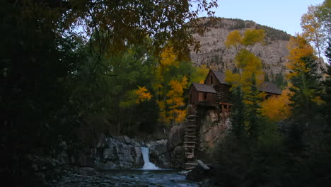 Colorado-Molino-De-Cristal-Punto-De-Referencia-Histórico-Cascada-Cristal-Río-Mármol-Puesta-De-Sol-Otoño-Aéreo-Drone-Cinematográfico-Hora-Dorada-Carbondale-Telururo-álamo-Temblón-Pitkin-Condado-De-Gunnison-Hacia-Arriba-Movimiento-Lento