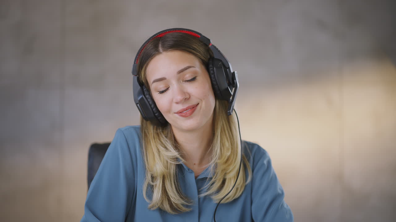 mujer sonriente con auriculares en el entorno de la oficina