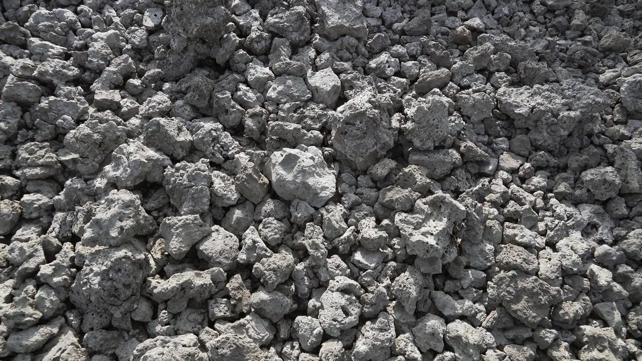 Plano Detalhe de Fragmentos de Rocha Vulcânica no Solo