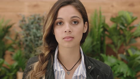 joven chica hispana bonita retrato de una mujer hermosa y elegante pensativa mirando a la cámara
