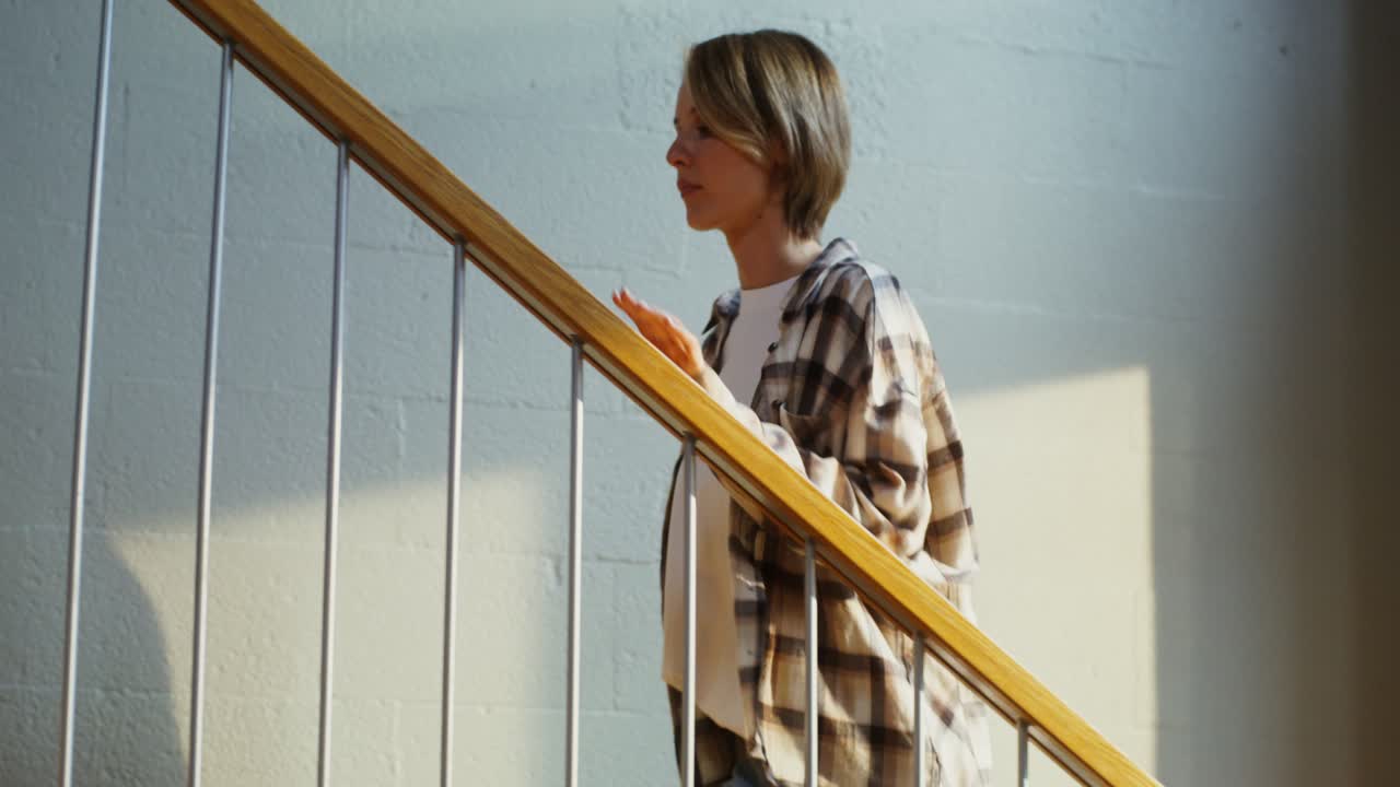 mujer subiendo las escaleras en un hogar moderno