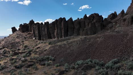 tiro aéreo ascendente que se eleva sobre la parte superior de las rocas de escalada en frenchman coulee en el estado de washington