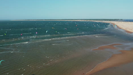 Vista-Aérea-Del-Lugar-De-Kitesurf-En-Brouwersdam,-Países-Bajos---Disparo-De-Un-Dron