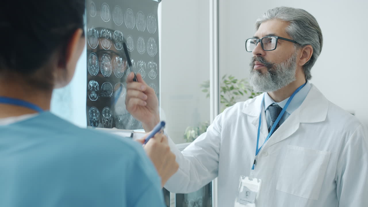 Medici che esaminano risonanze magnetiche
