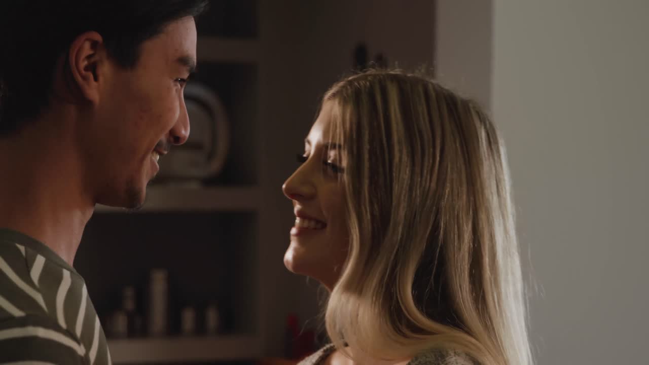 행복 한 부부 가 집 에서 함께 시간 을 보내고 있다