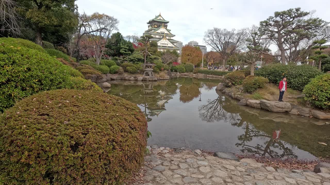 평화로운 일본 정원 환경에서 고 있는 사람