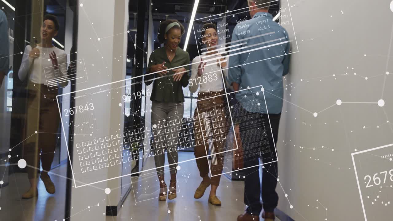 animación del procesamiento de datos sobre diversas personas de negocios discutiendo el trabajo