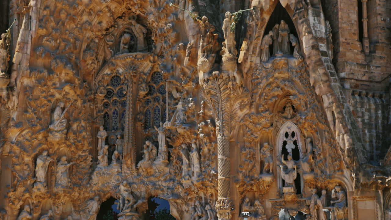 детали внешней отделки здания саграда фамилиа в барселоне