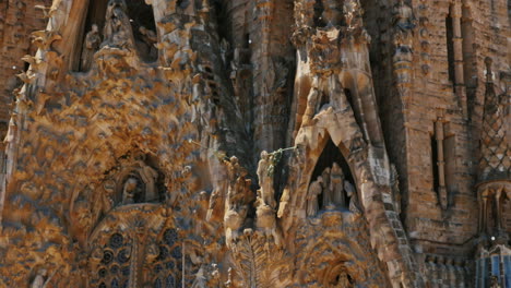 détails de la finition extérieure de la sagrada familia à barcelone