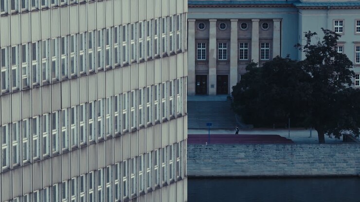 Panorama urbano di Berlino con edificio governativo e fiume