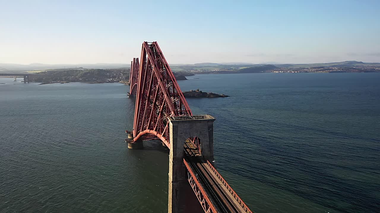 유명한 네 번째 다리를 둘러싼 영화적인 항공 판은  ⁇ 은 여름 저녁에 스코틀랜드의 사우스  ⁇ 스페리 다리를 드러 ⁇ 니다.