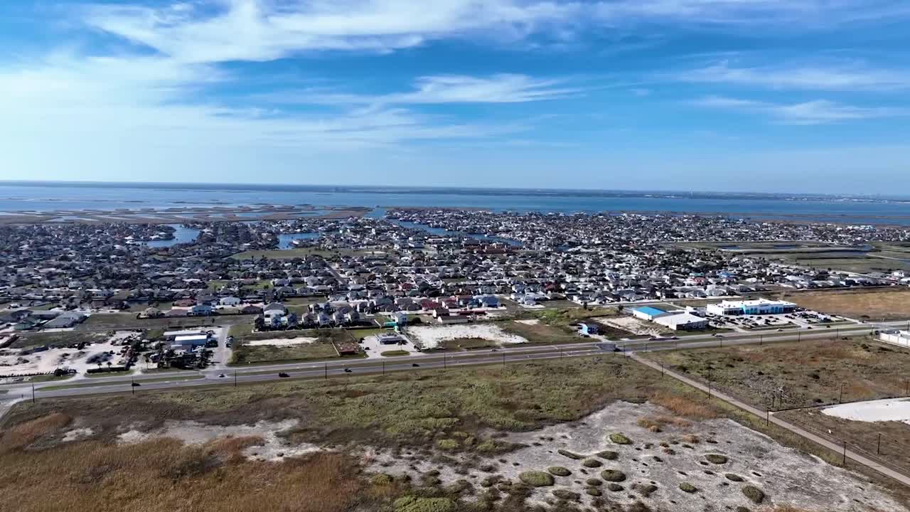 Dronový pohled na domy v pobřežním Texasu na slunném ostrově Padre