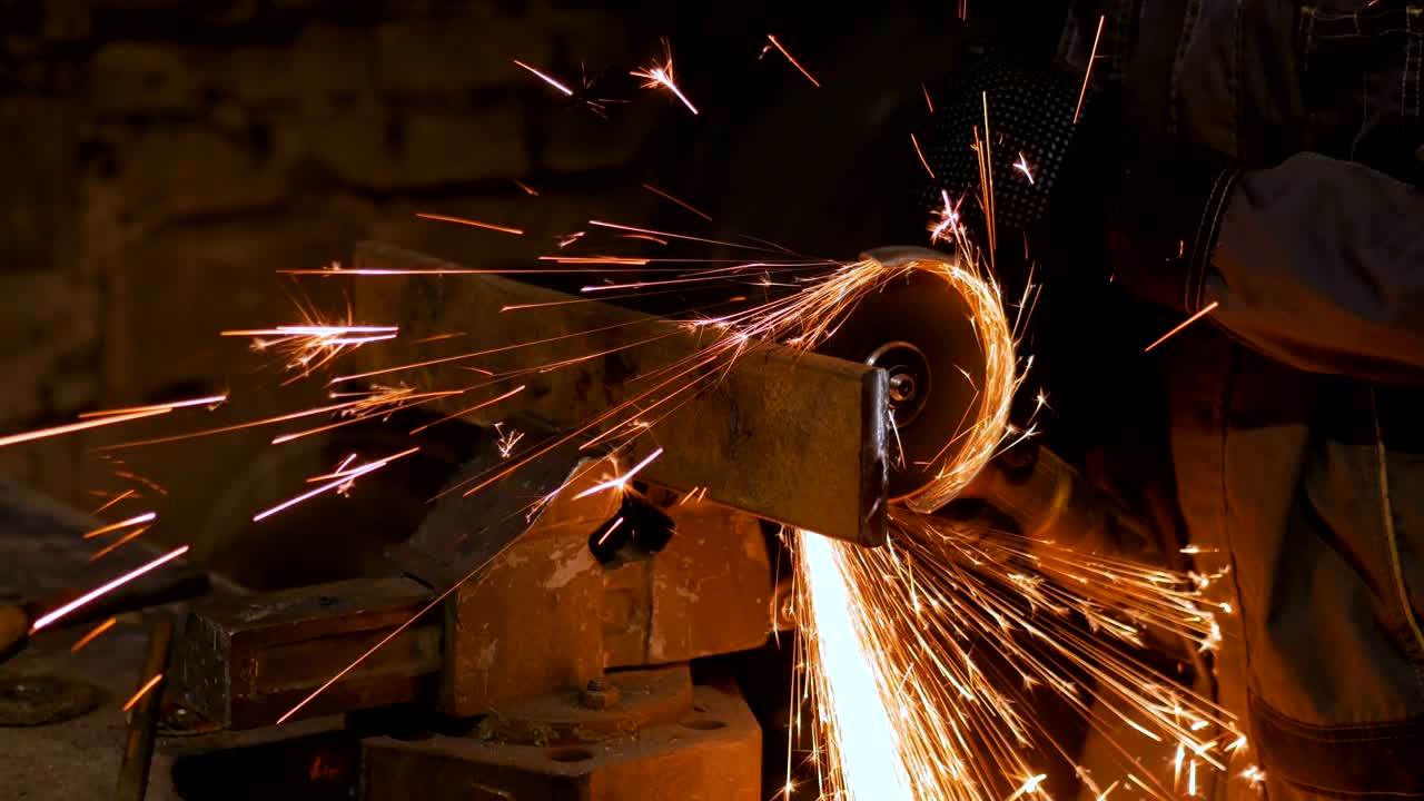 금속을 손으로 는 도자기