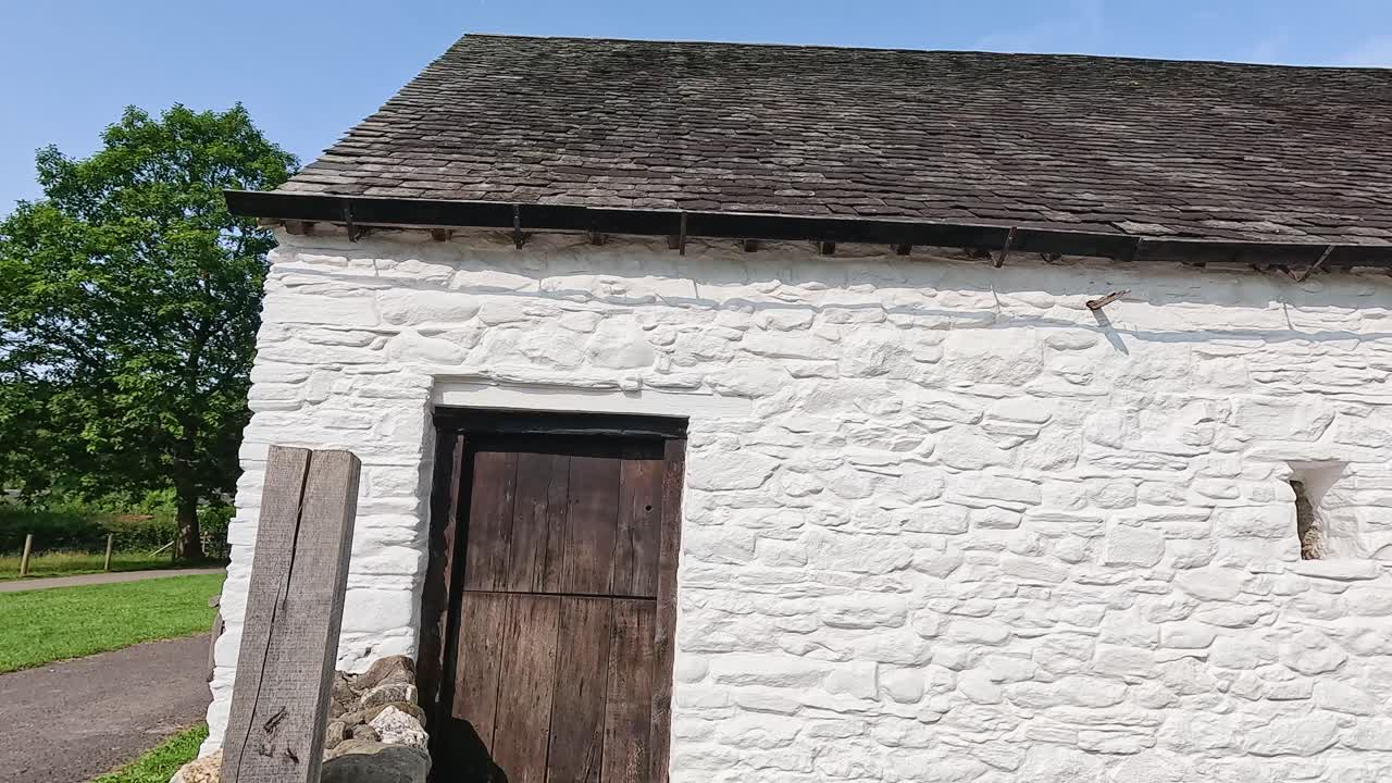 역사적인 박물관 건물을 둘러싼 경치 좋은 산책