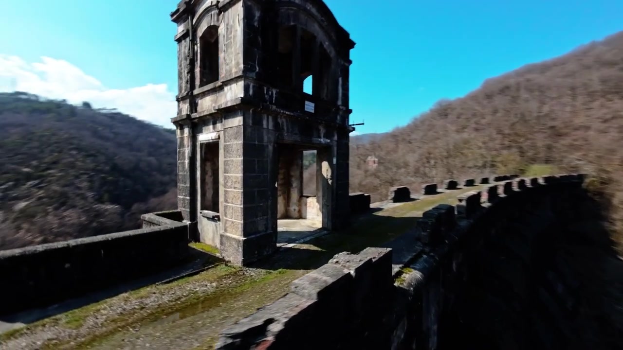 Tranquilla vista lago delle Alpi svizzere con cime innevate e riflesso sereno