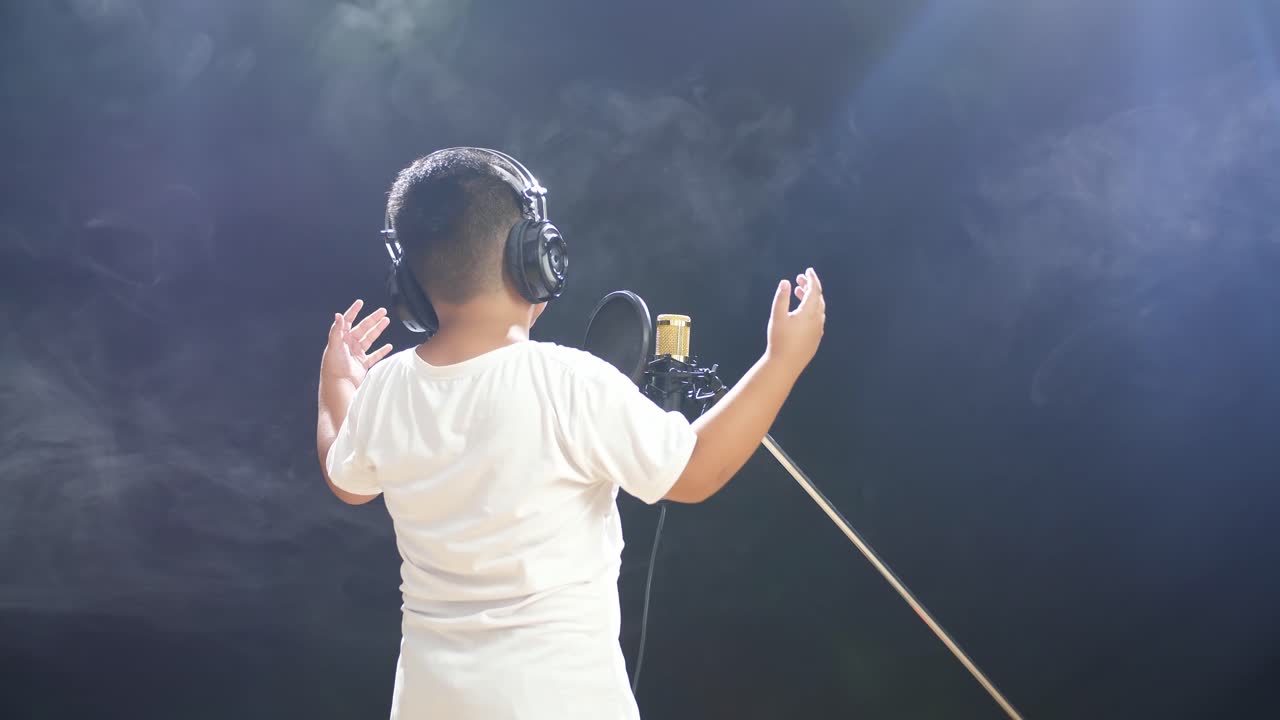 녹음 스튜디오 에서 노래 하는 어린 소년