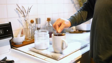 Mittelteil-Eines-Mannes,-Der-Zucker-In-Kaffee-Hinzufügt-4K