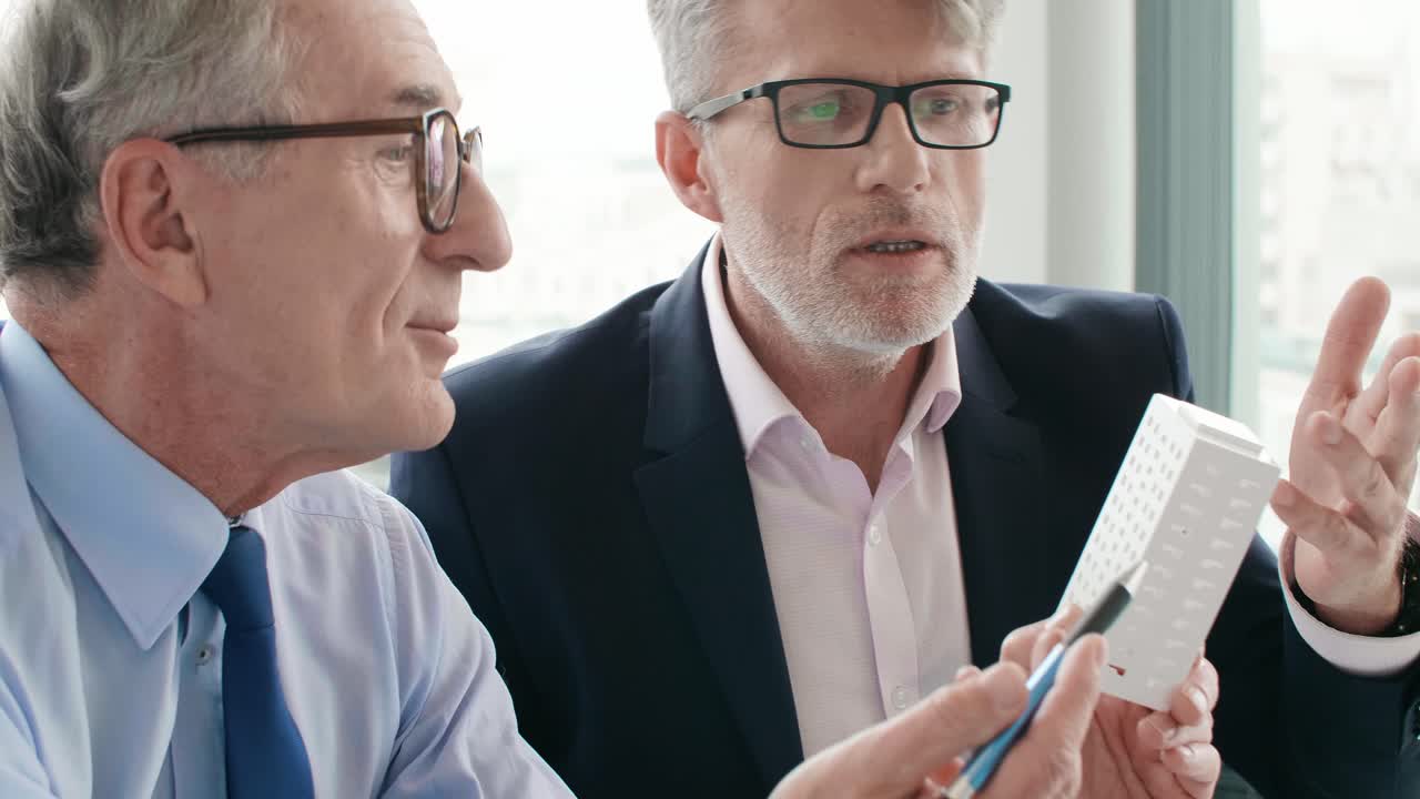 직장 에서 성숙 한 성인 들 의 가까운 모습