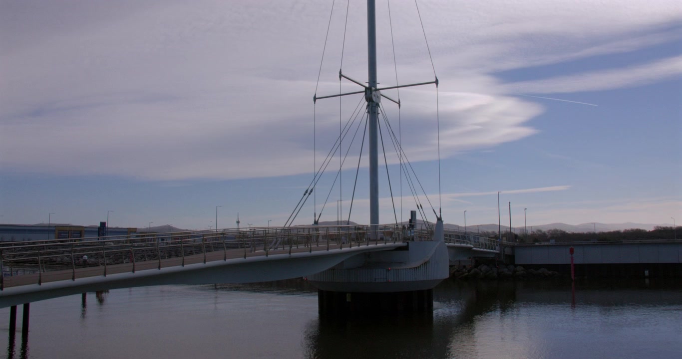 Neerwaarts kantelend shot van Pont y Ddraig, de Drakenbrug, naast de haven van Rhyl