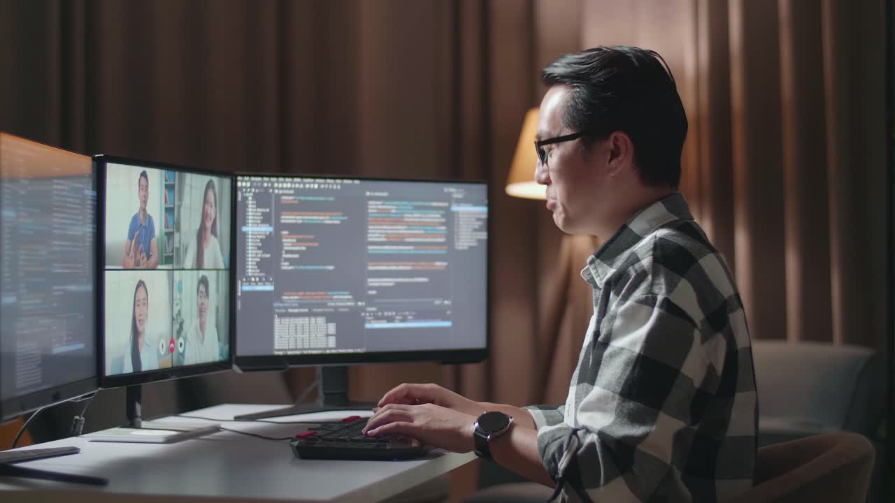 programador masculino asiático agitando la mano teniendo una reunión en una computadora de escritorio mientras crea ingeniero de software desarrollando aplicación, programa, videojuego en casa. terminal con lenguaje de codificación