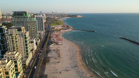 toma aérea de la autopista a lo largo de la costa en la ciudad de europa