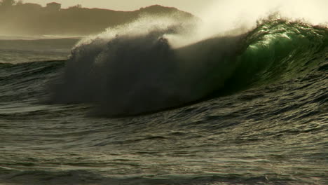 Las-Olas-Grandes-Crecen-Y-Rompen-En-Una-Costa