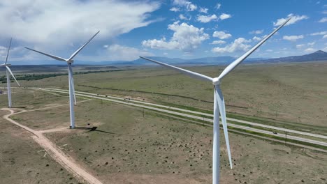 turbinas eólicas en una granja eólica en los estados unidos rurales