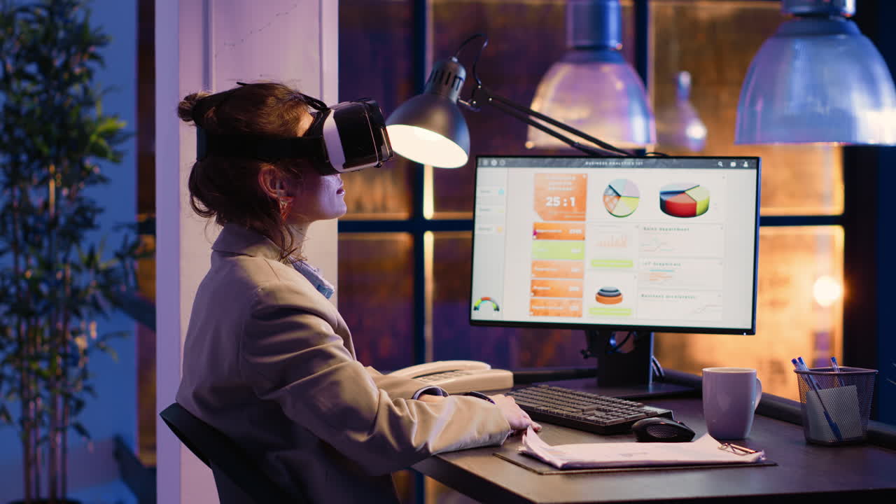 Kvinde bruger VR-headset til forretningsanalyse