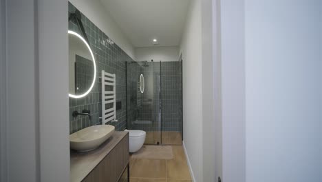 moderne tegel badkamer met douche in modern huis, vastgoed interieur. brede opnames