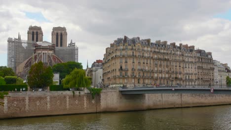 Ile-De-La-Cite-Mit-Wiederaufgebauter-Kathedrale-Notre-dame-De-Paris-Neben-Der-Seine-In-Paris---4k