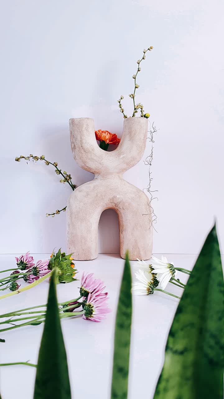 vaso escultórico beige con flores