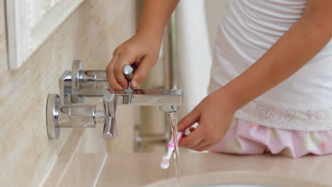 Little-girl-brushing-her-teeth