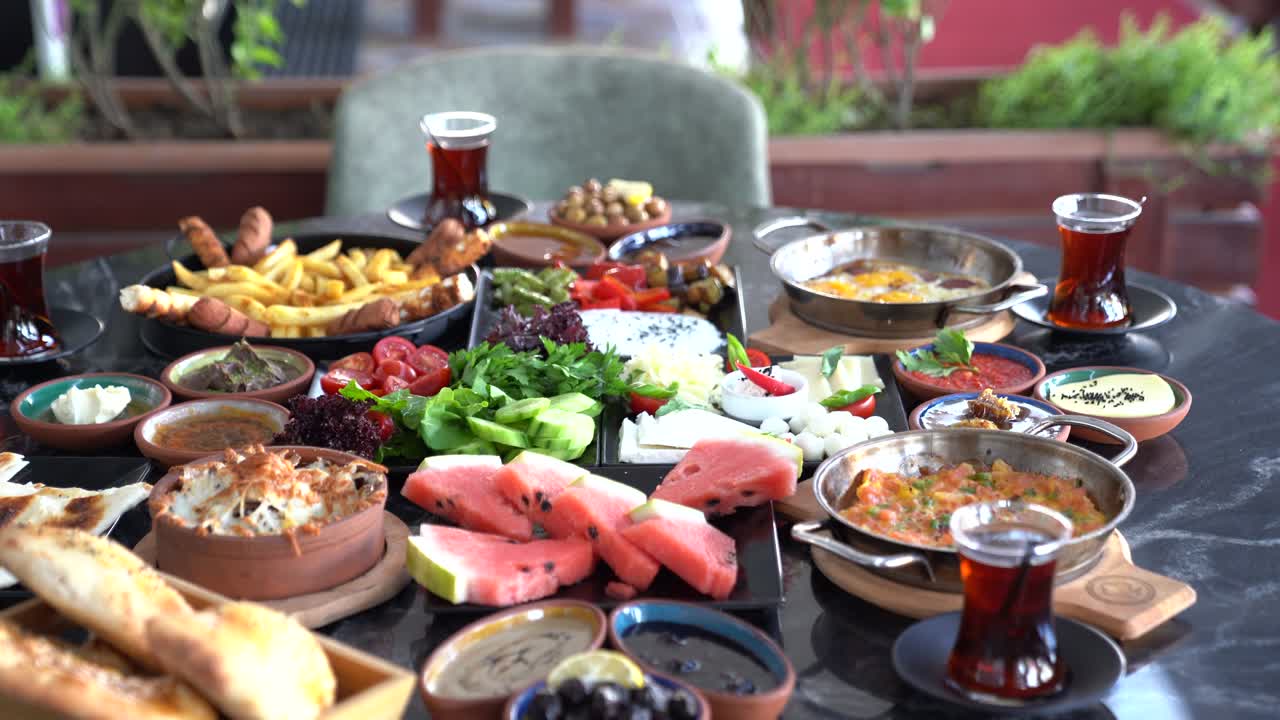 레스토랑에서 테이블 위에 있는 터키식 아침식사. 카메라가 테이블 으로 이동합니다.