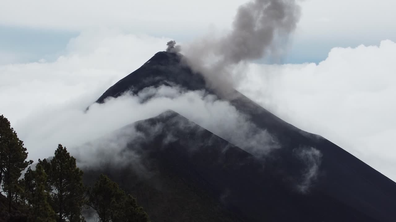 el humo que sale del volcán tras la explosión, filmado por drone