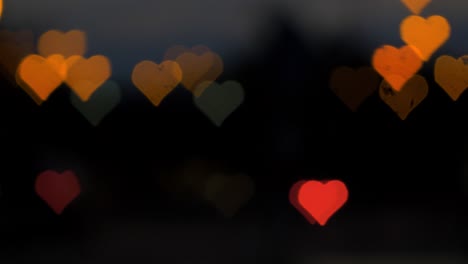 bokeh de hermosos corazones del camión en movimiento y los semáforos en la noche, el día de san valentín, el día de la boda o las redes sociales como concepto de fondo