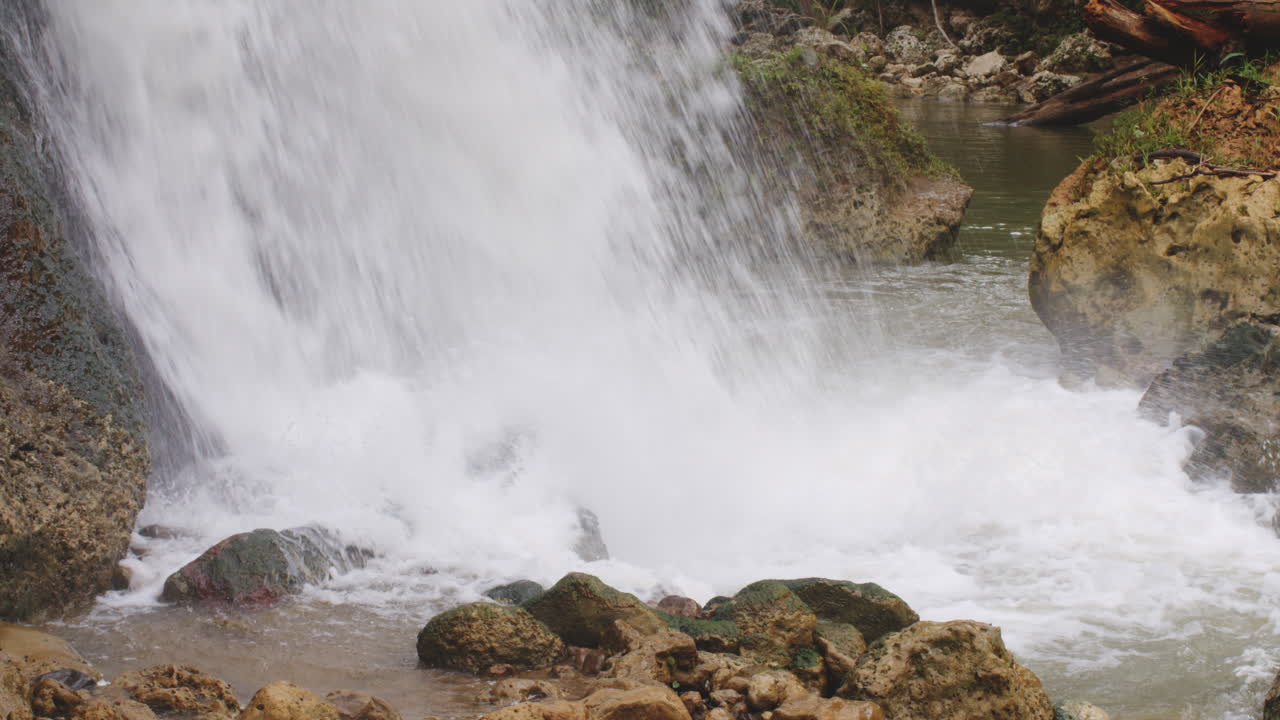 agua poderosa que brota de la cascada del río tanama en puerto rico