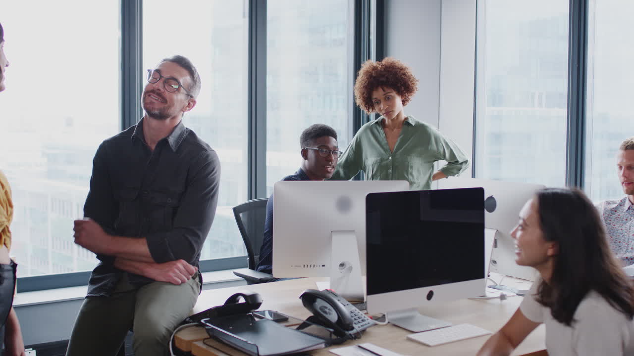 colegas trabajando en proyectos en una oficina creativa ocupada, alejar el zoom