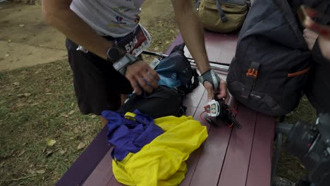 Comprobación-Del-Equipo-De-Preparación-Para-La-Carrera,-Sendero-De-Los-Templarios,-Francia