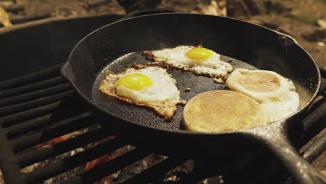 Zwei-Eier-Und-Englischer-Muffin-Werden-In-Der-Pfanne-Am-Lagerfeuer-Gekocht