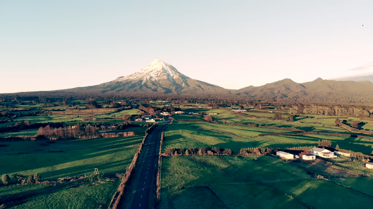 toma de dron del monte taranaki en nueva zelanda