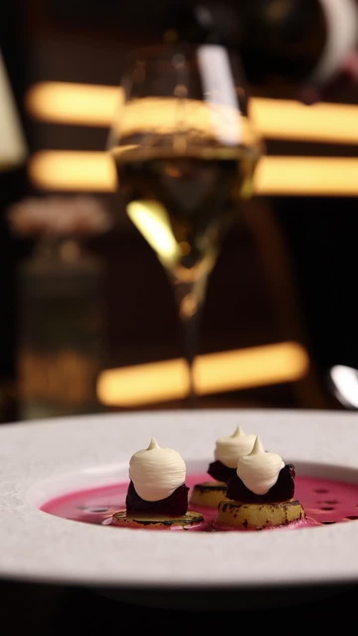 Dessert elegante con vino