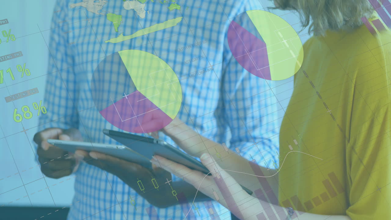 animación de interfaz infográfica multicolor sobre diversos compañeros de trabajo discutiendo en la oficina